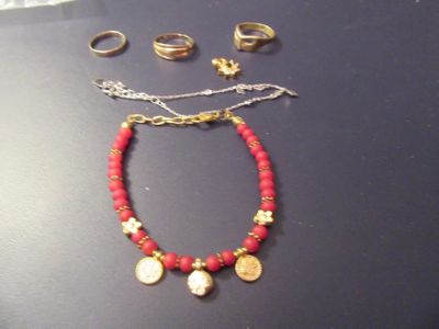 un collier, un bracelet et une bague posés sur une table