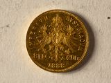 une pièce d'or avec l'image d'une femme dessus