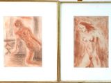 deux dessins de nus encadrés dans un cadre doré, posés sur une table