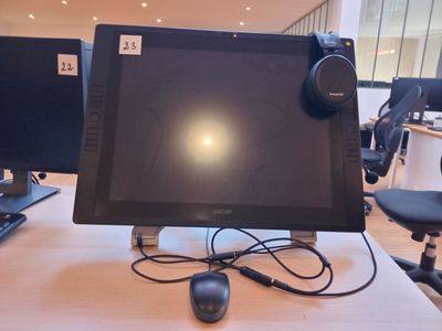 un écran d'ordinateur posé sur un bureau, à côté d'une souris