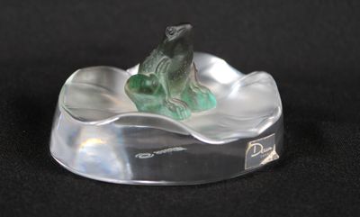statue d'une grenouille assise sur une feuille dans un bol en verre