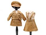 deux mannequins vêtus d'uniformes militaires et coiffés de casquettes, sur fond blanc