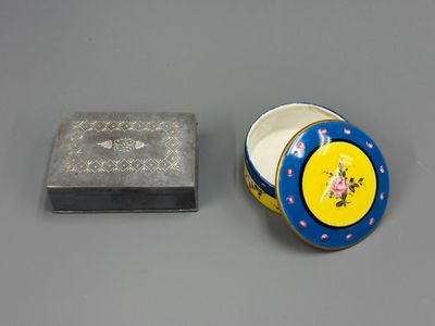 une petite boîte avec un couvercle et une petite boîte avec un couvercle