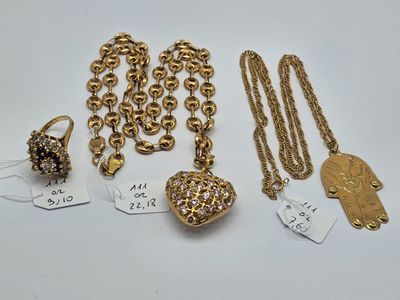 une collection de bijoux en or comprenant un pendentif en forme de cœur, un collier et une bague