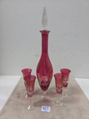 Carafe rouge (haut 41 cm), et 4 verres.