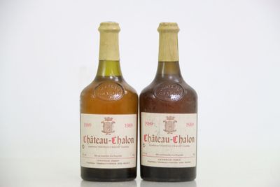 deux bouteilles de vin posées l'une à côté de l'autre sur une table