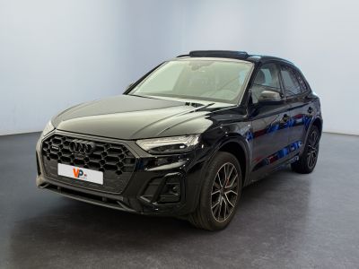 La nouvelle Audi QX est garée dans un showroom.