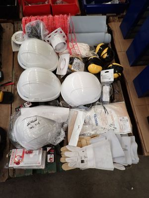 de nombreux types de casques de chantier et d'autres articles exposés dans le magasin