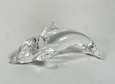 figurine en verre transparent représentant un chat avec un nœud sur la queue