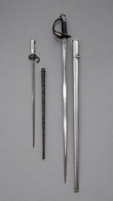 deux épées et une épée posées sur une table, sur fond gris