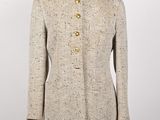 une veste en tweed beige avec des boutons dorés sur un mannequin mannequin mannequin mannequin mannequin mannequin mannequin mannequin