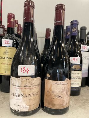 plusieurs bouteilles de vin sont alignées sur un comptoir