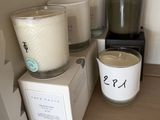 une bougie posée sur une boîte