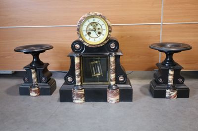 GARNITURE DE CHEMINEE En marbre noir et rose Comportant pend…