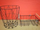 deux paniers posés sur une table