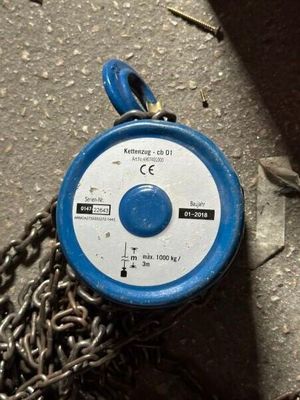 une borne d'incendie bleue et blanche posée par terre