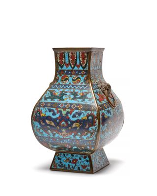 une image représentant un vase orné d'un motif bleu et rouge