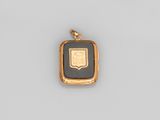 un pendentif en or 18 carats et en onyxine