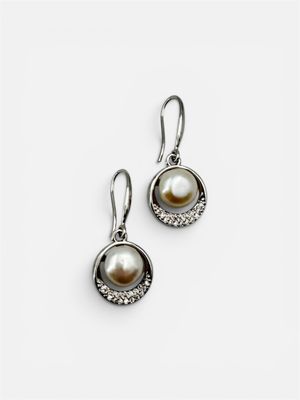 Paire de pendants d'oreilles en métal argenté ornée de perle…