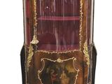 une photo d'un meuble doté d'une porte en verre rouge et de garnitures dorées