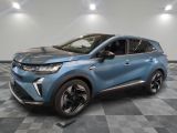 Le nouveau SUV Toyota C-HR est exposé dans un showroom