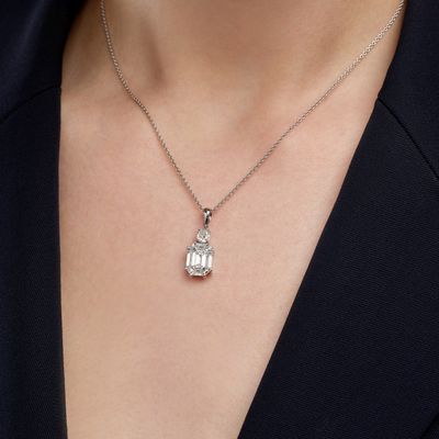 un gros plan d'une femme portant un collier orné d'un oiseau