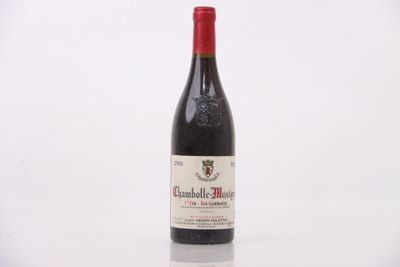 une bouteille de vin posée sur une table