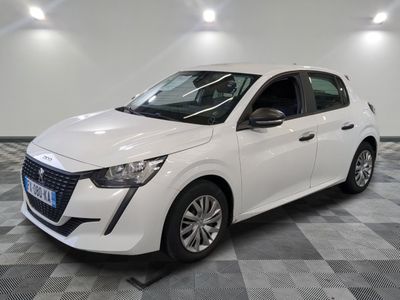 la voiture blanche est garée sur un sol en damier dans le garage