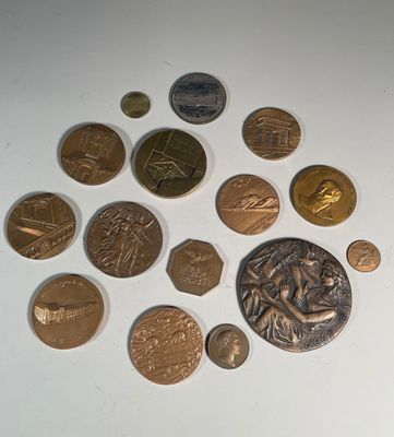 beaucoup de pièces qui sont sur la table