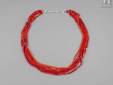 un collier composé de perles de corail rouge, muni d'un fermoir en argent