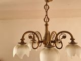 un lustre suspendu au plafond d'une pièce