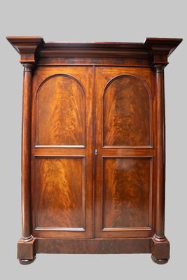 une image représentant une armoire en bois à deux portes et une étagère