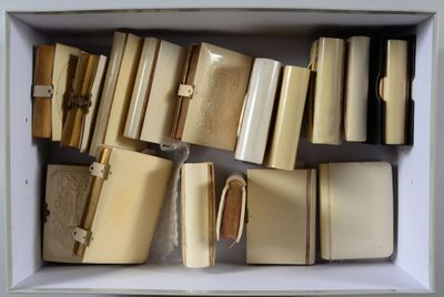 une boîte blanche remplie de nombreux livres, posée sur une table