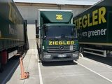 deux camions garés l'un à côté de l'autre sur le bord de la route