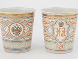 deux tasses ornées de motifs, posées côte à côte sur une surface blanche