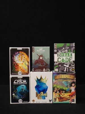 plein de jeux vidéo posés sur une table noire