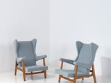 deux chaises bleues dans une pièce blanche avec un mur blanc