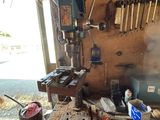 une machine posée sur un établi dans un garage