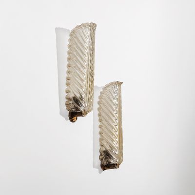 une paire de boucles d'oreilles en argent sur fond blanc