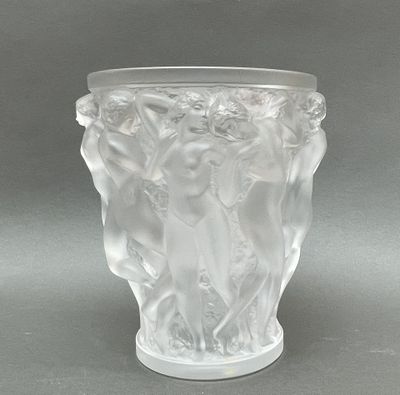 un vase en verre avec un motif sur une table