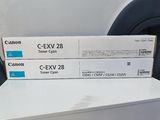 deux boîtes de cartouches de toner Canon C-EXV 28 posées sur une étagère
