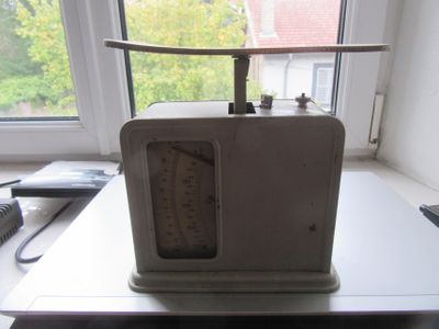 une balance posée sur une table près d'une fenêtre