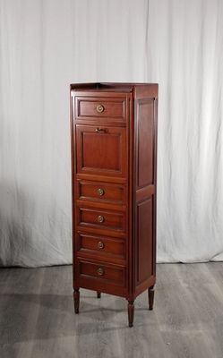 une photo d'une grande commode en bois posée sur un parquet en bois massif