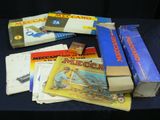 de nombreux livres posés sur une table recouverte d'une nappe bleue