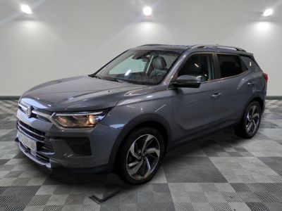 un SUV gris garé sur un sol à damier dans un garage