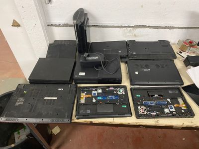 de nombreux ordinateurs portables posés sur une table