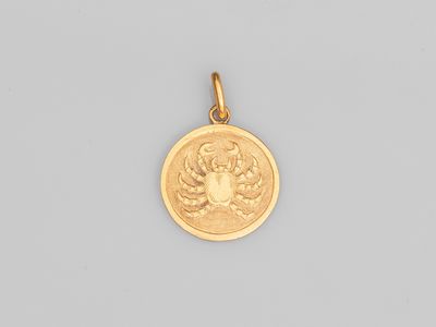 une pièce d'or portant un visage de femme