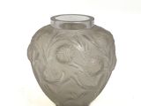 un vase en verre avec un motif sur une surface blanche