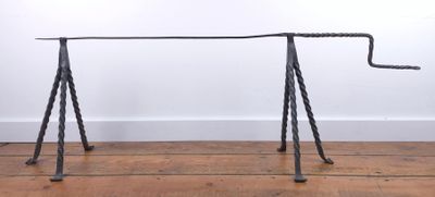 une image représentant une table en métal sur laquelle est posée une corde