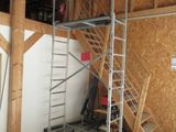 une photo d'une pièce dans laquelle se trouve une échelle